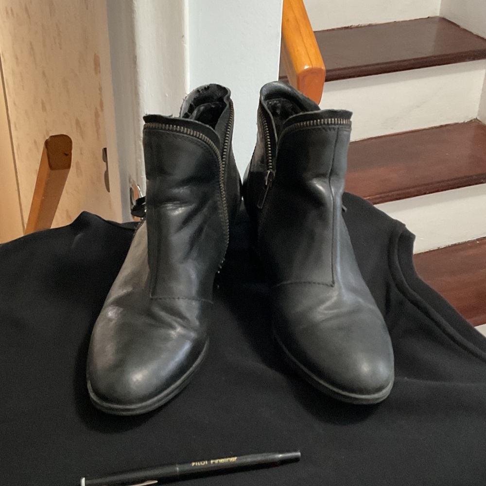 P500. Earth Black Leather Side-Zip Ankle Boots